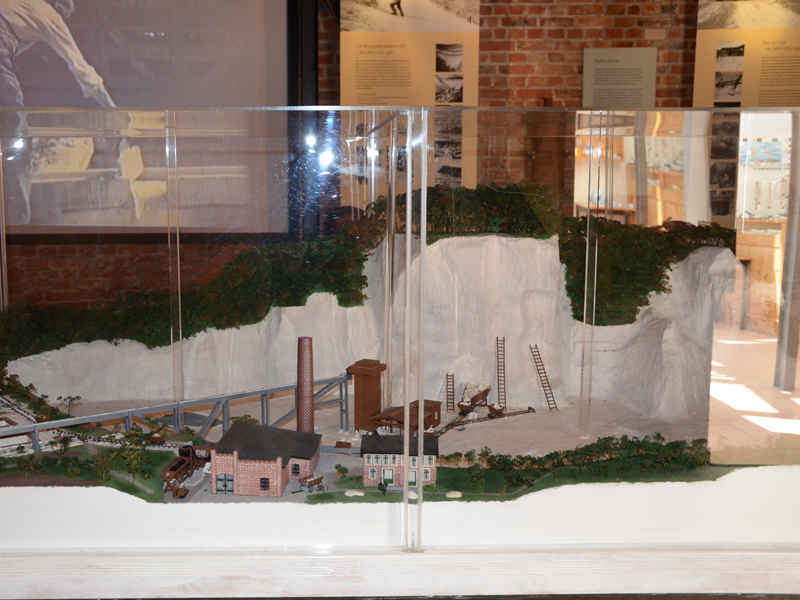 Modell des Kreidebruch in Gummanz auf Rügen in einer Vitrine.